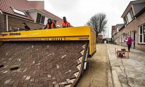 铺路机工作视频,铺路机高效作业现场实况解析