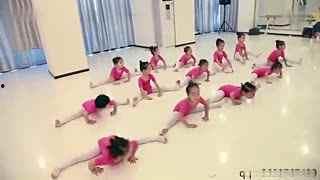 我的好妈妈儿歌舞蹈视频,温馨亲子时光的美好呈现